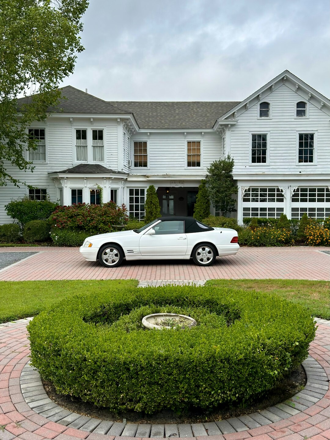 luxury celebrity mansion exterior